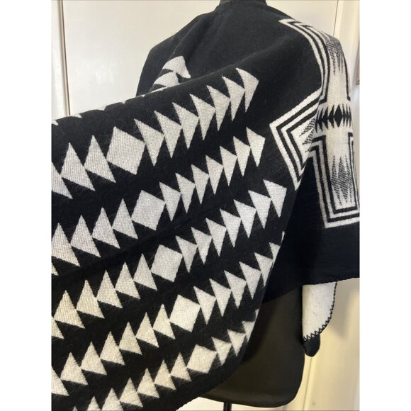Old Navy NEW Scarf Shawl Aztec Wrap White & Black Cozy Sweater Kimono Western - Picture 3 of 8